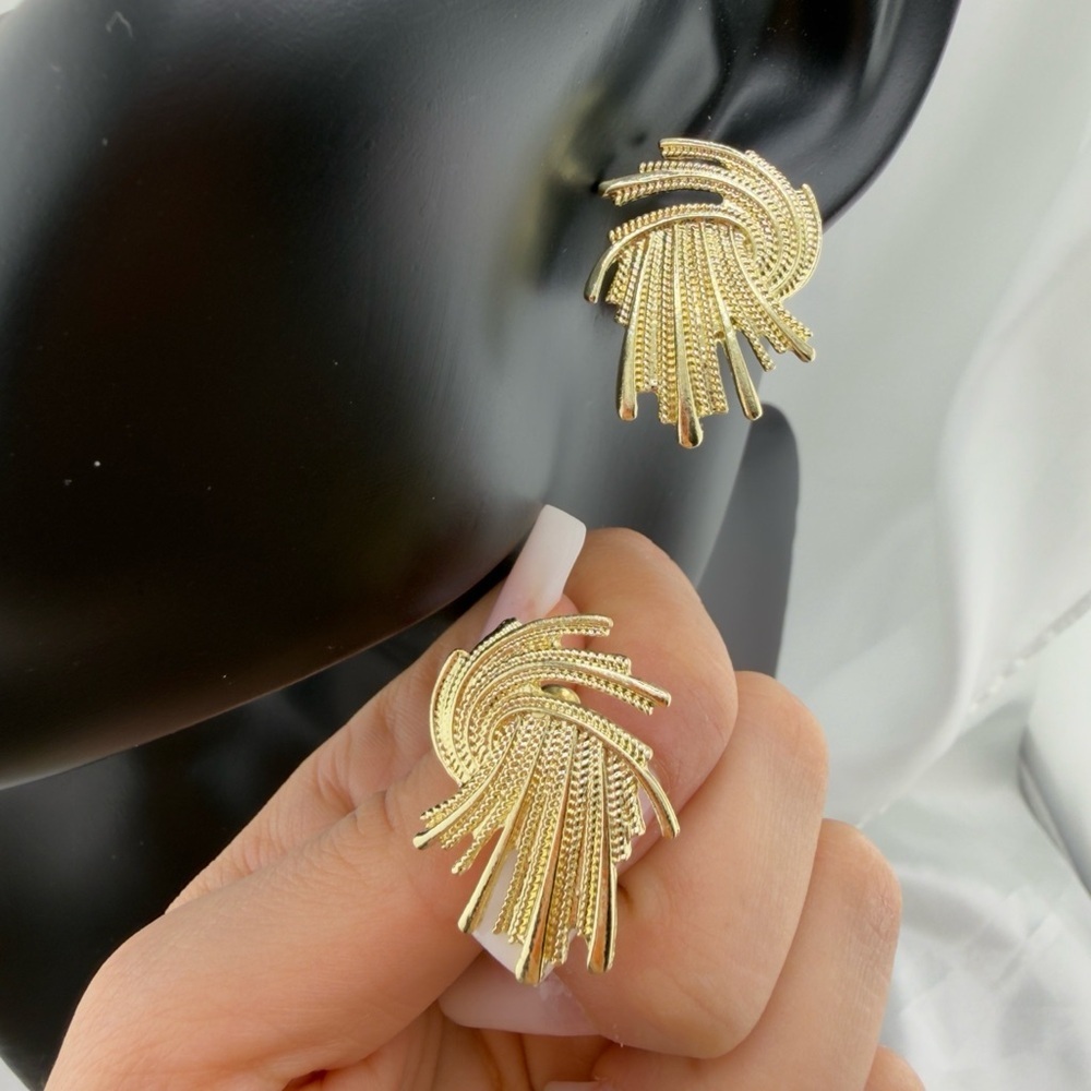 New Elegant Gold-Tone Women's Earrings